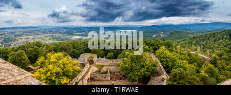 Vue panoramique à la cour du château Chojnik populaire en Pologne. Banque D'Images
