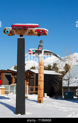 Les Totems à Carcross Commons, Yukon, Canada Banque D'Images