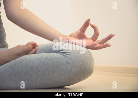 Teen Girl Meditating in Turkish Position assise libre Banque D'Images