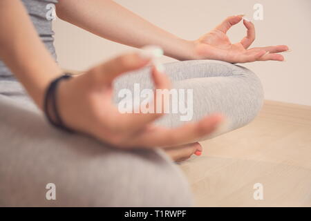 Teen Girl Meditating in Turkish Position assise libre Banque D'Images