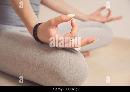 Teen Girl Meditating in Turkish Position assise libre Banque D'Images