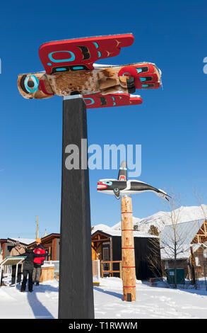 Les Totems à Carcross Commons, Yukon, Canada Banque D'Images
