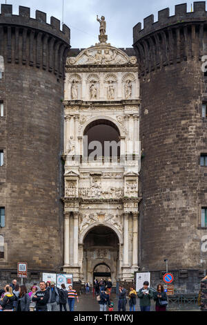 NAPLES, ITALIE - 05 novembre 2018 - Le château médiéval de Maschio Angioino ou Castel Nuovo, New Castle, Napoli Banque D'Images