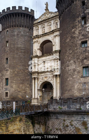 NAPLES, ITALIE - 05 novembre 2018 - Le château médiéval de Maschio Angioino ou Castel Nuovo, New Castle, Napoli Banque D'Images