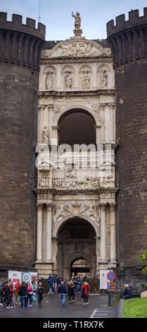 NAPLES, ITALIE - 05 novembre 2018 - Le château médiéval de Maschio Angioino ou Castel Nuovo , Naples Banque D'Images