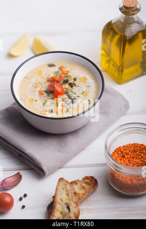 Soupe de lentilles peuvent être végétariens ou à la viande. C'est bon pour la soupe chaude ou froide d'hiver journée d'automne. Il est parfois garnie de croûtons aux fines herbes hachées ou Banque D'Images