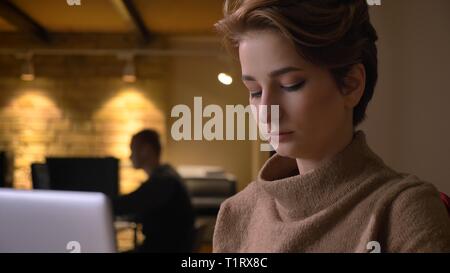 De jeunes pousses Gros plan belle caucasian businesswoman typing sur l'ordinateur portable à l'intérieur dans le bureau Banque D'Images