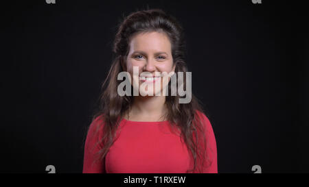 Closeup portrait of attractive middle-aged hispanic female smiling heureusement en regardant at camera Banque D'Images