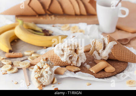 Glace à la banane avec des biscuits dans des cônes boules décorées de tranches de biscuit et banans cookies Banque D'Images