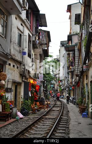 Train Hanoi street pendant la journée au Vietnam Banque D'Images