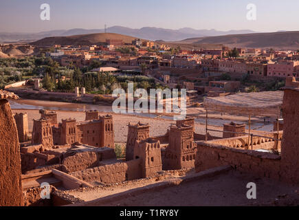 Le Ksar Aït-Ben-Haddou en regardant vers la ville d'Aït Benhaddou‌, Province de Ouarzazate, Drâa-Tafilalet, au Maroc, Afrique. Banque D'Images