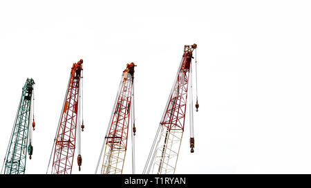 Ensemble de grande grue pour soulever de lourdes isolé sur fond blanc. L'industrie de la construction. Grue pour soulever ou conteneurs at construction site. Banque D'Images