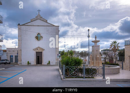 ALBEROBELLO, dans les Pouilles, Italie - Façade de l'église de Santa Lucia (Chiesa Rettoria Succursale Oratorio del SS.Sacramento e S. Lucia) et la fontaine. Banque D'Images