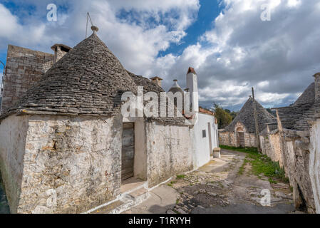 ALBEROBELLO, dans les Pouilles, Italie - les célèbres Trulli d'Alberobello, le cône caractéristique des maisons blanches au toit de la vallée d'Itria, Pouilles, Italie du Sud. Banque D'Images