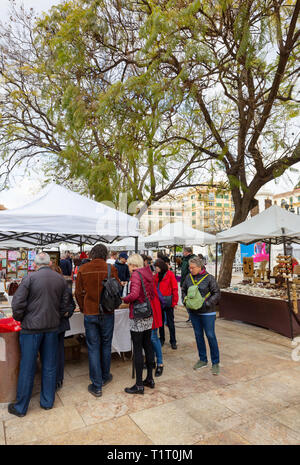 Malaga espagne ; la population locale shopping à la rue en plein air les étals du marché, la Plaza de la Merced, la vieille ville de Málaga, Andalousie, Espagne, Banque D'Images