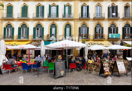Malaga Espagne - les gens assis dans les bars tapas manger des tapas dehors; Plaza de la Merced, Malaga Andalousie Espagne Europe Banque D'Images