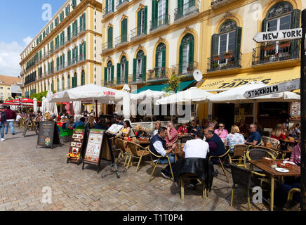 Malaga Espagne - les gens assis à l'extérieur ; manger bars à tapas de la Plaza de la Merced, malaga andalousie espagne Europe Banque D'Images