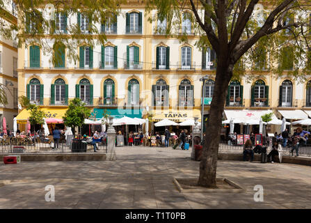 Malaga Espagne - les gens assis à l'extérieur ; manger bars à tapas de la Plaza de la Merced, malaga andalousie espagne Europe Banque D'Images