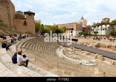 Les touristes dans les ruines d'El Teatro Romano, ou théâtre romain, construit au 1er siècle avant J.-C., la vieille ville de Malaga, Malaga Espagne Banque D'Images