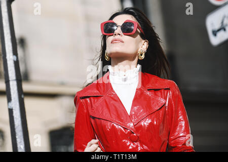 Paris, France - 28 Février 2019 : Street style outfit - avant un défilé de mode pendant la Fashion Week de Paris - PFWFW19 Banque D'Images