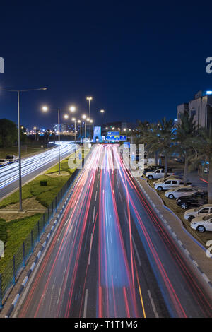 DOHA, QATAR - 27 août 2013 : Capture de la lumière-sentiers de voitures en mouvement rapide dans le C-Ring road Doha. Banque D'Images