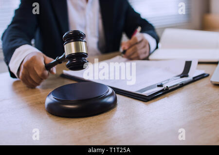 Droit et Services juridiques Avocat d'affaires, concept hand holding hammer tribunal, juge consulter présenter et expliquer avec client Banque D'Images