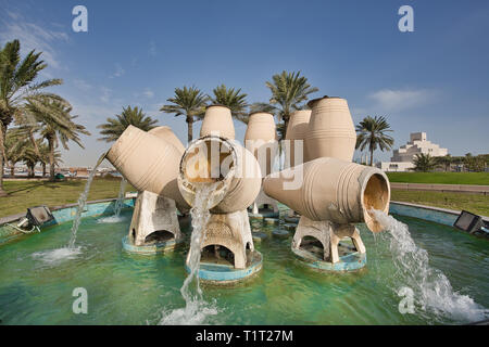 DOHA, QATAR - 24 février 2014 : Pot fontaine à la corniche street près du Musée d'Art Islamique park. Banque D'Images