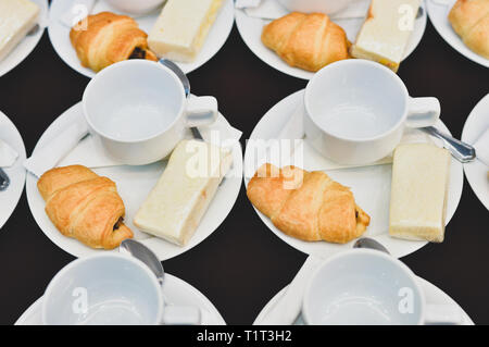 Un café, un café chaud servi avec pain, pause café à réunion conférence séminaire pour Banque D'Images