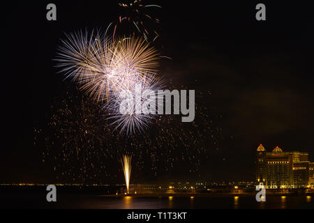 D'artifice coloré dans Doha Qatar Katara Banque D'Images