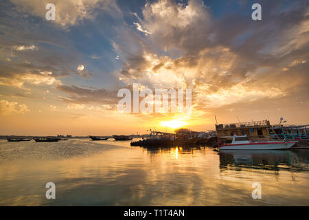 Magnifique coucher de soleil à port Qatar Wakra Banque D'Images