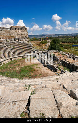 Théâtre grec remodelé en 225-200 BC et à nouveau en 175 avant J.-C., 68 & 299 AD AD à une largeur de 139,8 mètres pour asseoir 18 500 personnes. Milet Sit archéologique Banque D'Images