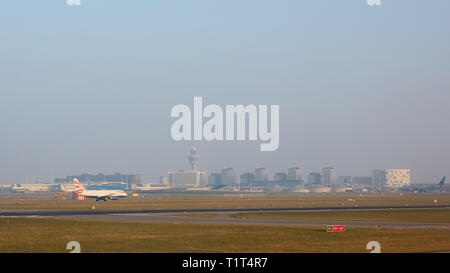 Amsterdam, Pays-Bas - 11 mars 2016 : l'aéroport de Schiphol en Pays-Bas. L'AMS est le principal aéroport international des Pays-Bas, situé à Banque D'Images