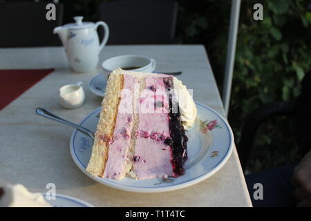 Torte à la crème allemande avec café de canon. Banque D'Images