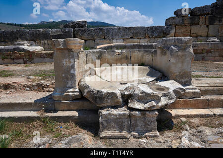 Photo de la fontaine de nymphée situé à l'intérieur de l'espace sacré en face de l'apollo temple sur la principale route à colonnade. En date du 2e siècle Banque D'Images