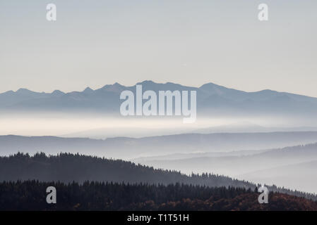 Une partie de l'Ouest de montagnes Tatras en Beskid Zywiecki Hala Rycerzowa montagnes pendant beuatiful jour d'automne avec un ciel clair Banque D'Images