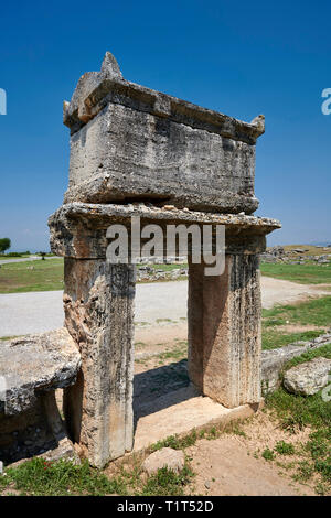 Photo d'un sarcophage romain soulevée de la nécropole du Nord. Site archéologique de Hierapolis près de Pamukkale en Turquie. Banque D'Images