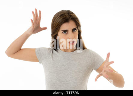 Close up of young attractive caucasian woman avec un visage en colère. À la mad et fou en criant et en faisant des gestes furieux. Isolated on white background Banque D'Images