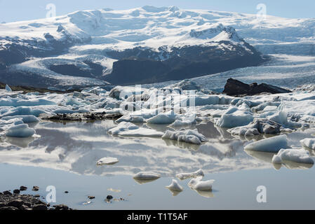 Fjallsárlón Lagon glaciaire dans le sud-est de l'Islande montrant des icebergs. Banque D'Images