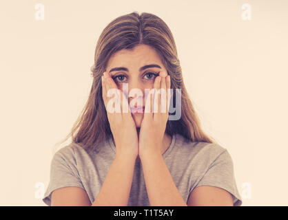 Jeune femme triste, sérieux et préoccupé, à la choqué et inquiet sentiment de tristesse et de dépression. close up portrait isolé sur blanc avec copie espace. Banque D'Images