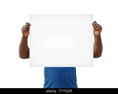 African man holding blank banner signer sur son visage sur un fond blanc - modèle de l'étiquette vide Banque D'Images