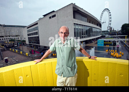 Wayne Hemingway - MBE British Fashion designer , conservateur designer intérieur co fondateur de rouge ou morts en photo chaussures au Royal Festival Hall et du Festival of Britain expo dont il est un des commissaires de. Ê Banque D'Images