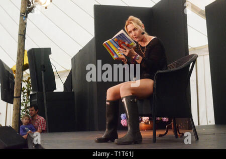 Vêtus de Hunter Wellies obligatoire acteur britannique Kate Winslet a fait une apparition surprise au Port Eliot Literary Festival à St allemands , Cornwall plus tôt aujourd'hui . Elle a lu de Monsieur Gomme et sa consommation invité par ses deux jeunes enfants pour qui il est un favorate . Ils étaient dans le public des enfants et des grandes personnes qui semblaient tous captivés par son heure d'animation grâce à la lecture. Un jeune fan était tellement pris par tout cela qu'il montait sur scène pour obtenir un peu plus proche de la performance. Il était cependant seulement prendre Kate à sa parole qui a invité les enfants à se joindre à elle sur la scène si th Banque D'Images