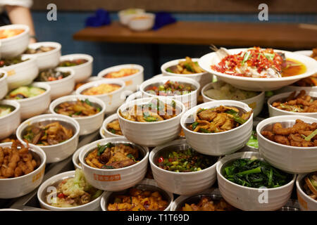 Un assortiment de plats chinois. Riz frit, nouilles chinoises, boulettes, le canard de Pékin, dim sum, rouleaux de printemps. La cuisine chinoise célèbre plats sur table. Haut Banque D'Images