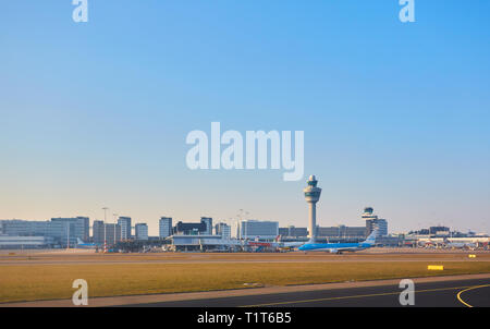 Amsterdam, Pays-Bas - 11 mars 2016 : l'aéroport de Schiphol en Pays-Bas. L'AMS est le principal aéroport international des Pays-Bas, situé à Banque D'Images