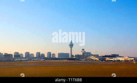 Amsterdam, Pays-Bas - 11 mars 2016 : l'aéroport de Schiphol en Pays-Bas. L'AMS est le principal aéroport international des Pays-Bas, situé à Banque D'Images