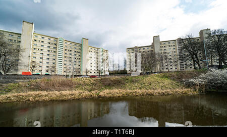 Blocs d'appartements de grande hauteur à côté de l'Union Canal en Wester Hailes, Édimbourg, Écosse, Royaume-Uni Banque D'Images