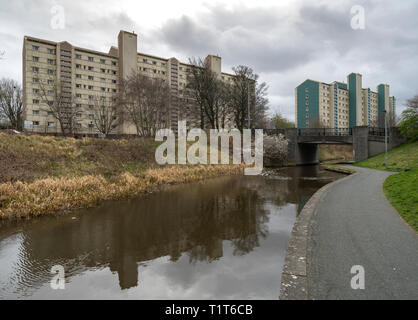 Blocs d'appartements de grande hauteur à côté de l'Union Canal en Wester Hailes, Édimbourg, Écosse, Royaume-Uni Banque D'Images