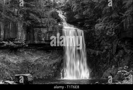 Grande chute d'eau dans les Yorkshire Dales en noir et blanc Banque D'Images