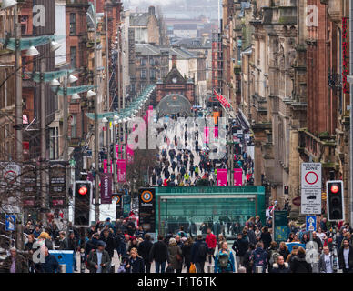 Afficher le long de la rue Buchanan occupé la principale rue commerçante à Glasgow, Écosse, Royaume-Uni Banque D'Images