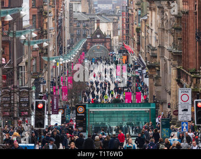 Afficher le long de la rue Buchanan occupé la principale rue commerçante à Glasgow, Écosse, Royaume-Uni Banque D'Images